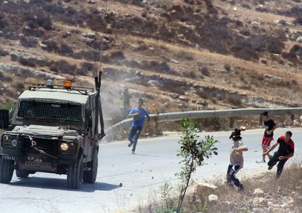 الاحتلال يعتقل طفلاً جريحاً ويعتدي على مواطن في النبي صالح