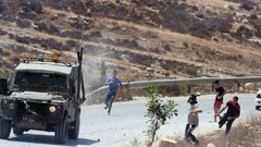 الاحتلال يعتقل طفلاً جريحاً ويعتدي على مواطن في النبي صالح