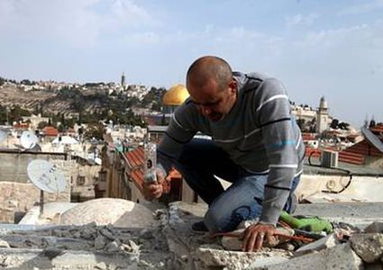 الاحتلال يجبر عائلة مقدسية على هدم منزلها في "حارة السعدية"