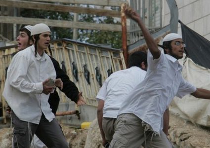 مستوطنون يحطمون مركبتين خلال هجوم على عوريف