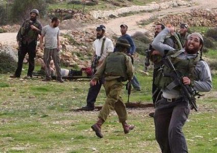 مستوطنون يستهدفون مركبة مواطن جنوب نابلس