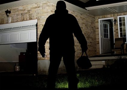 شاب شجاع يمكن الشرطة من القبض على لص حاول سرقة منزله!