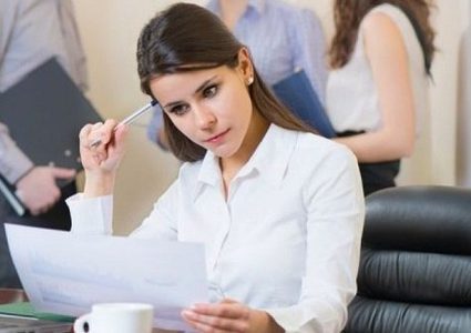 للمرأة العاملة: 9 نصائح مهمة عند تناولكِ الوجبات السريعة