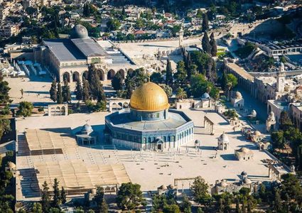 طلاب يؤدون القسم الطبي في الأقصى