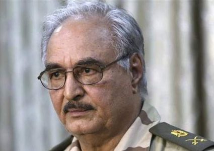 الفايننشيال تايمز: حفتر يقود معركته الأخيرة من أجل السلطة في ليبي