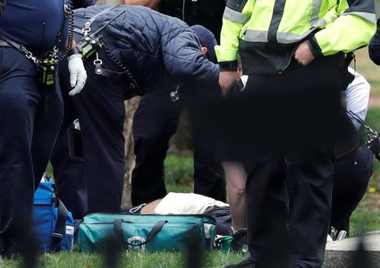 رجل يشعل النار في ملابسه أمام البيت الأبيض