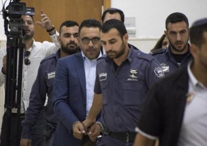 الاحتلال يشن حملة اعتقالات ويعتقل محافظ القدس