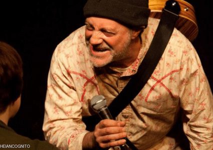 مأساة على المسرح.. كوميديان يفارق الحياة عقب "مزحة الموت"