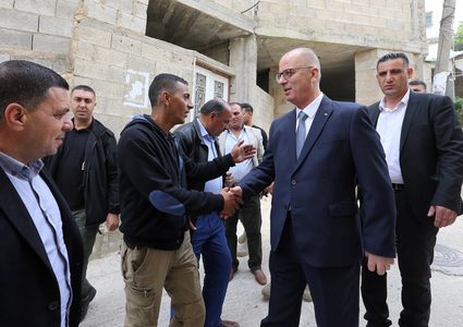 الحمد الله خلال زيارة عائلة الشهيد محمود نخلة