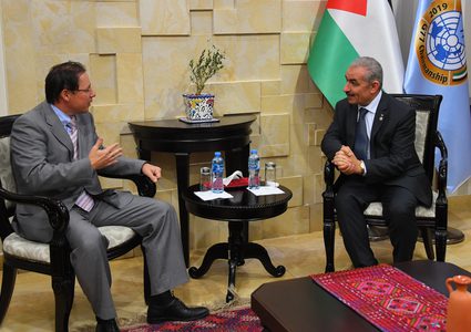 اشتية يدعو روسيا للضغط على اسرائيل لوقف الاقتطاع من أموال المقاصة