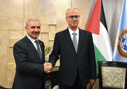 اشتية يباشر مهامه رئيسا للوزراء