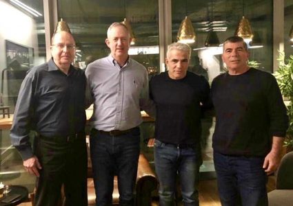 حزب "الأزرق والأبيض" يلتقي مع "ريفلين" في الغد