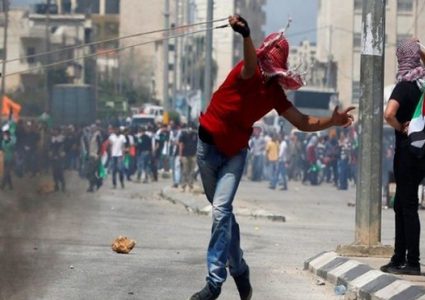 إصابات بالاختناق بين صفوف الطلبة بنابلس