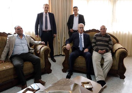 د. رامي الحمد الله خلال زيارة عائلة الشهيد محمود يوسف نخلة برام