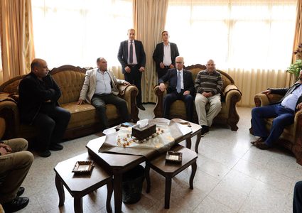 الحمد الله خلال زيارة عائلة الشهيد محمود نخلة