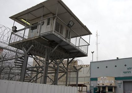 الاحتلال يستدعي مقدسيا للتحقيق ويمدد اعتقال آخر