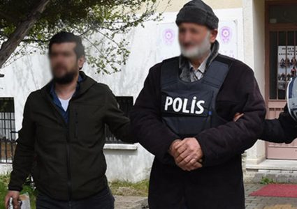 مسن تركي يقتل جاريه ويجرح إثنين آخرين قائلاً أنه دفاع عن النفس