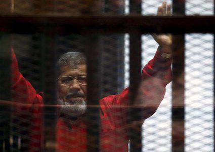 النيابة المصرية تطالب بإعدام مرسي بتهمة "التخابر مع حماس"