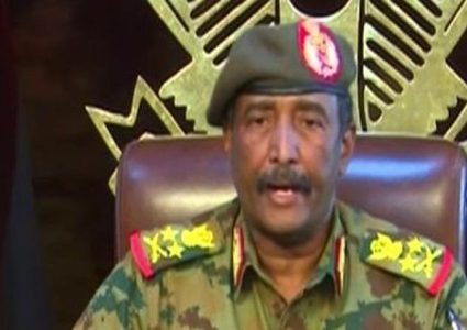 السودان : المجلس العسكري يحيل عوض بن عوف ومدير المخابرات للتقاعد