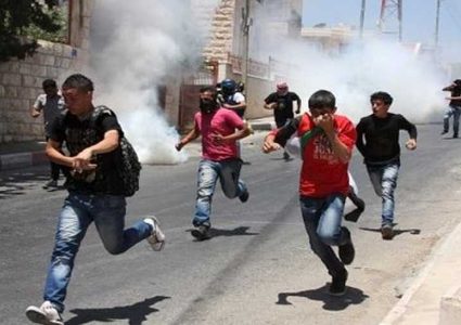 إصابات بالاختناق جراء إطلاق الاحتلال قنابل الغاز على مجمع المدارس