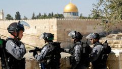 الاحتلال يمنع شابين مقدسيين من السفر لمدة 6 أشهر