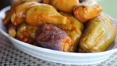 محاشي مشكلة مع صوص الطماطم.. غداء مميز وشهي