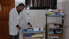 شاب فلسطيني يبتكر جهازًا لاستخراج الزيوت الطبية من الأعشاب