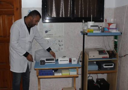 شاب فلسطيني يبتكر جهازًا لاستخراج الزيوت الطبية من الأعشاب