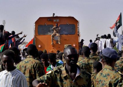 المجلس الانتقالي في السودان يتعهد بعدم فض الاعتصامات بالقوة