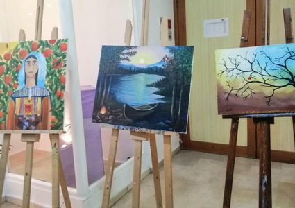 درج الورد.. لوحات بأيدي أمهات يرسمن الأمل والألم