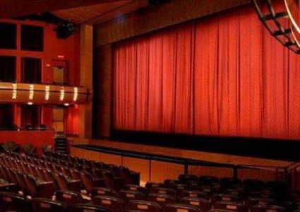 وفاة نجم كوميدي على المسرح وسط ضحك الجمهور.. ظن الجميع أنه تمثيل!