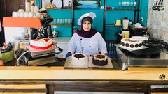 فتاة صماء تبدع في صناعة الحلويات بغزة