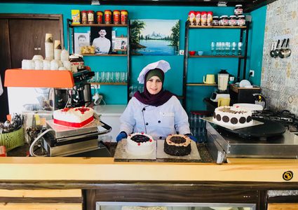 فتاة صماء تبدع في صناعة الحلويات بغزة