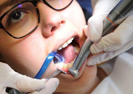 10 علامات تعني زيارة طبيب الأسنان "فورا"