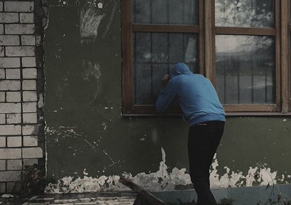 عجوز ينقذ ببسالة سيدة من عصابة لصوص