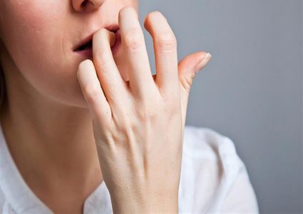 5 مخاطر صحية يسببها قضم الأظافر..اعرفها