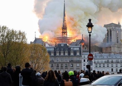 الرئاسة تعرب عن أسفها الشديد للحريق الذي اندلع في برج الكاتدرائية