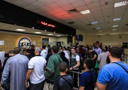 سلطات الاحتلال تمنع سفر 15 فلسطينيًا من معبر الكرامة