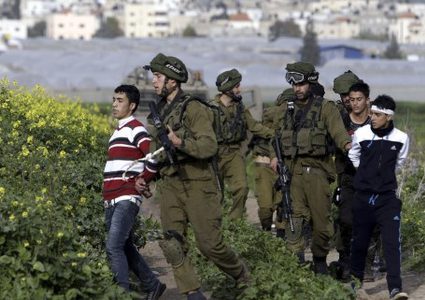 الاحتلال يعتقل ثلاثة أطفال شرق قلقيلية
