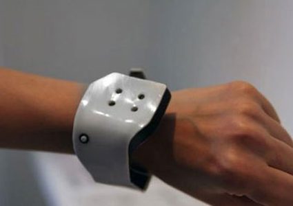 باحثون يطورون خلايا شمسية مرنة للإلكترونيات القابلة للارتداء