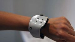 باحثون يطورون خلايا شمسية مرنة للإلكترونيات القابلة للارتداء