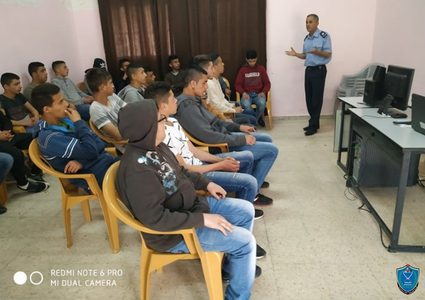 الشرطة تحاضر بأكثر من 130 طالب