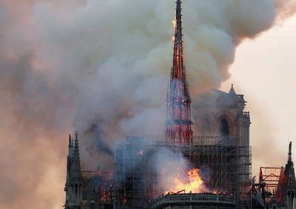 اندلاع حريق وانهيار سقف كاتدرائية نوتردام التاريخية وسط باريس