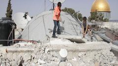 الاحتلال يقضي بسجن مقدسي 30 شهراً ويمنع آخرين من السفر