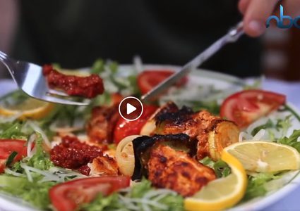 الأكل أمام المرآه يساعد على تخفيف الوزن