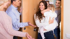 الزيارات العائلية التزام اجتماعي لا يخلو من ثقل على كاهل الأسر