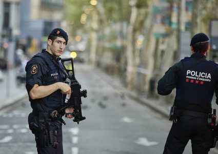 ممثل مصري يتعرض للسرقة في برشلونة وينتقد الشرطة.. ماذا حدث؟