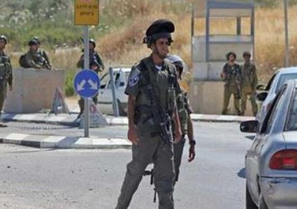 الاحتلال يعتقل شابًا من حزما ويشدد الخناق على البلدة