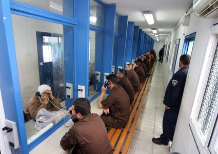 هيئة الأسرى والصليب والأحمر يبحثان أهمية الزيارة الثانية للأسرى