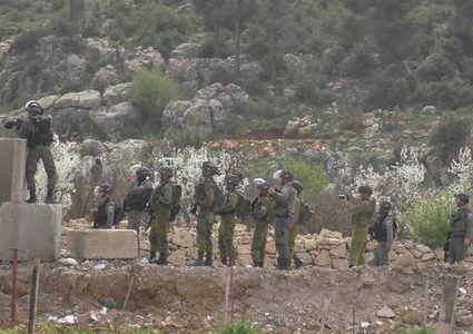 الاحتلال يغلق مدخل مخيم العروب شمال الخليل